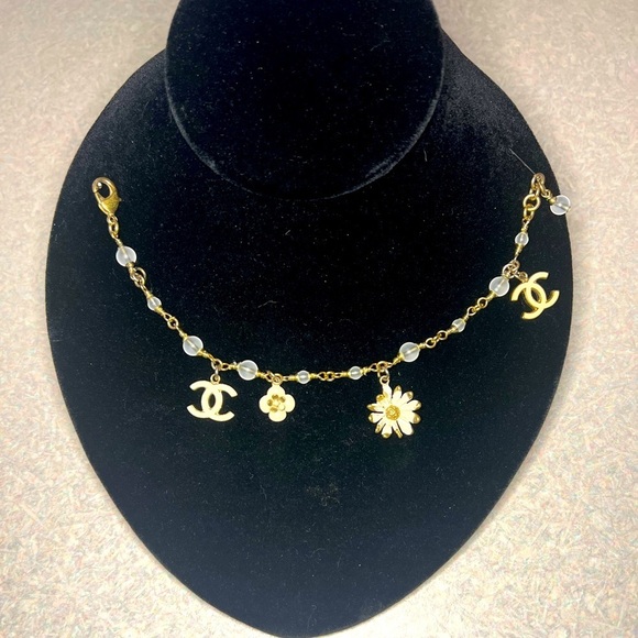 Chanel bracelet wirh daisies from 2010 Autumn Collection. - Picture 1 of 9